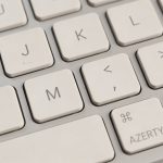 clavier azerty vu de dessus touches symboles en gros plan