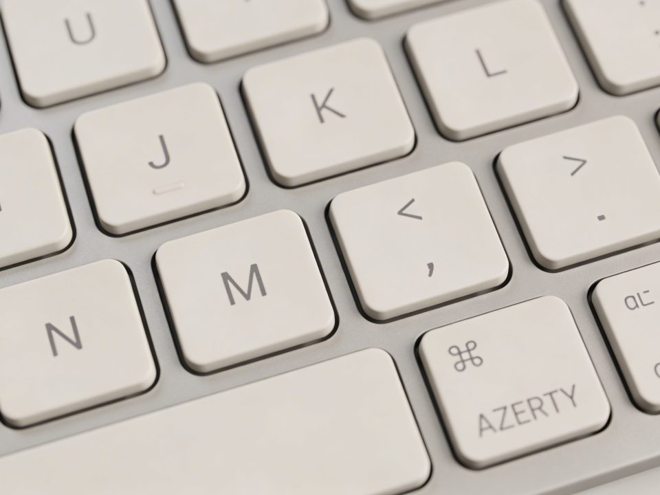 clavier azerty vu de dessus touches symboles en gros plan