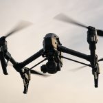 drone de course noir file vers le ciel