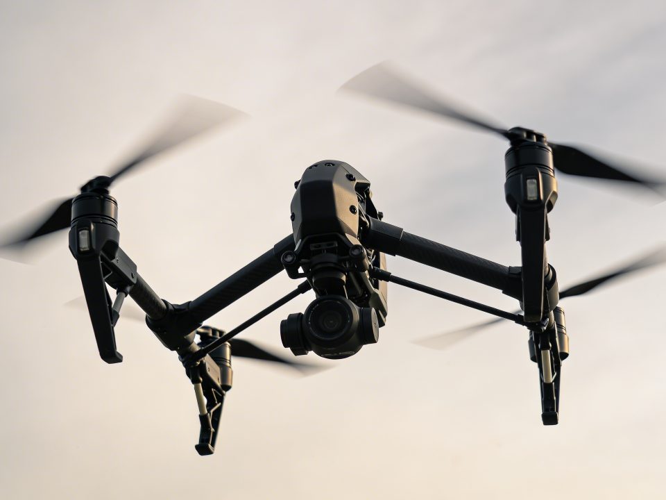 drone de course noir file vers le ciel