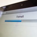 Ecran d ordinateur affichant la barre de progression du formatage