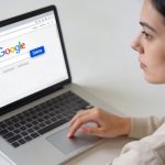 Femme assise devant ordinateur supprimant historique Google