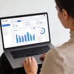 Femme assise devant ordinateur affichant tableau de bord Google