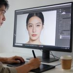 graphiste concentré utilisant logiciel retouche photo alternatif