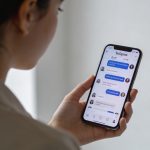 jeune femme tenant smartphone montrant interface groupe instagram