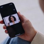 main tenant smartphone montrant video plein ecran