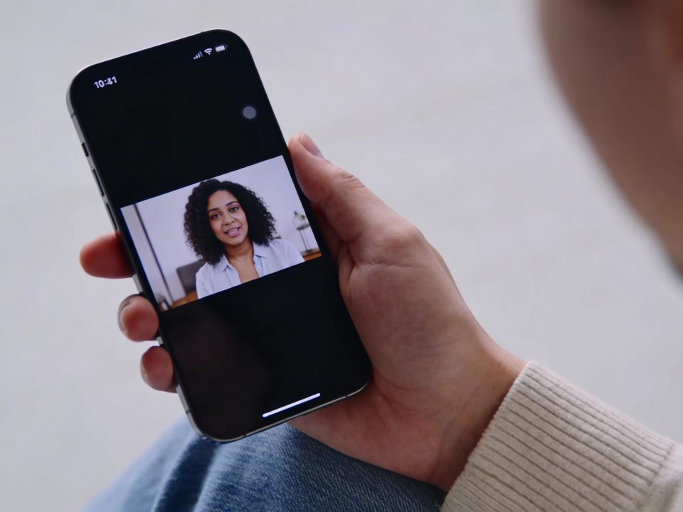 main tenant smartphone montrant video plein ecran