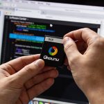 Utilisateur installant un paquet deb sur ordinateur Ubuntu