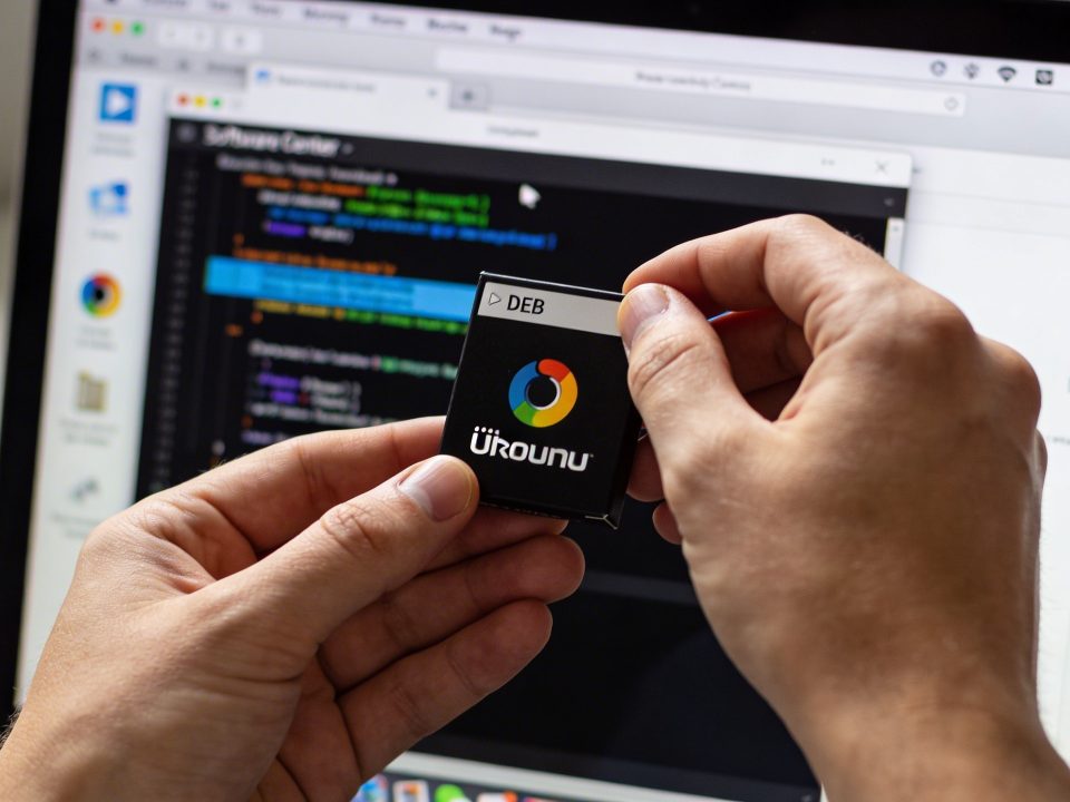 Utilisateur installant un paquet deb sur ordinateur Ubuntu