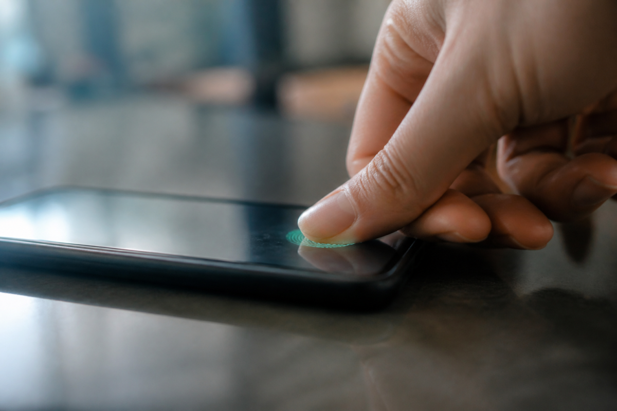 Doigt scannant empreinte digitale sur ecran