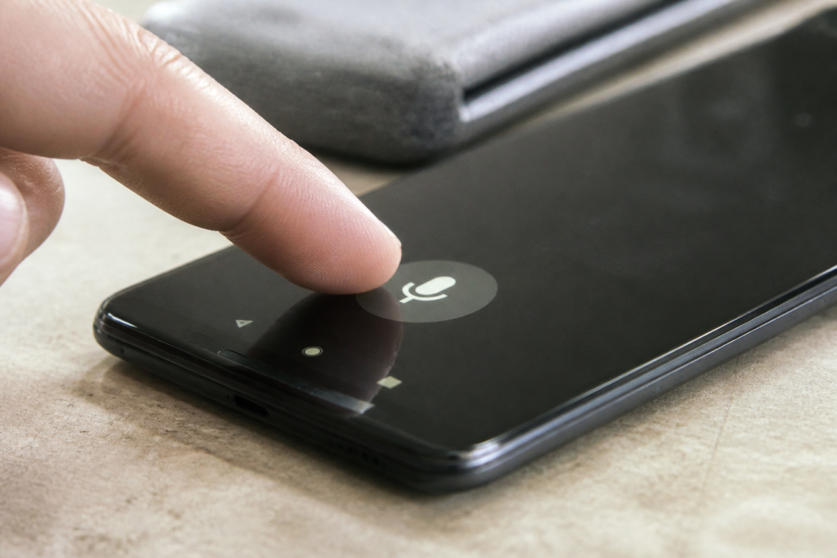 Doigt touchant icone microphone smartphone Android
